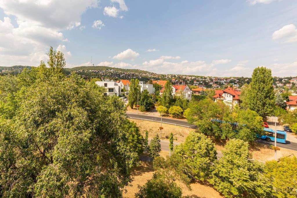 Lovely 1 Bedroom Flat - Gazdagret Budapest Bagian luar foto
